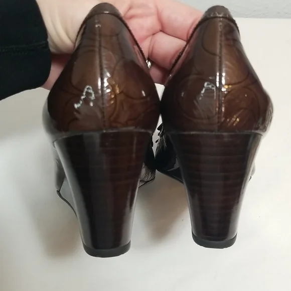 Coach Poppy Jaden Brown Peep Toe Wedge. 7.5 - Picture 6 of 8